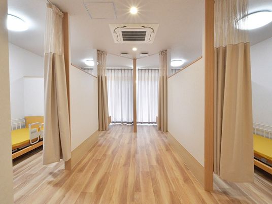 明るい廊下の個室前  