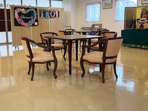 テーブルと椅子の食堂  