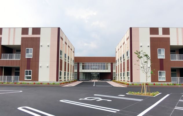 広々とした建物の外観