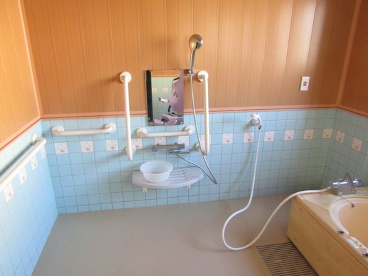 手すり付き浴室  
