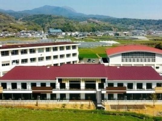 建物外観と山並みの景色  