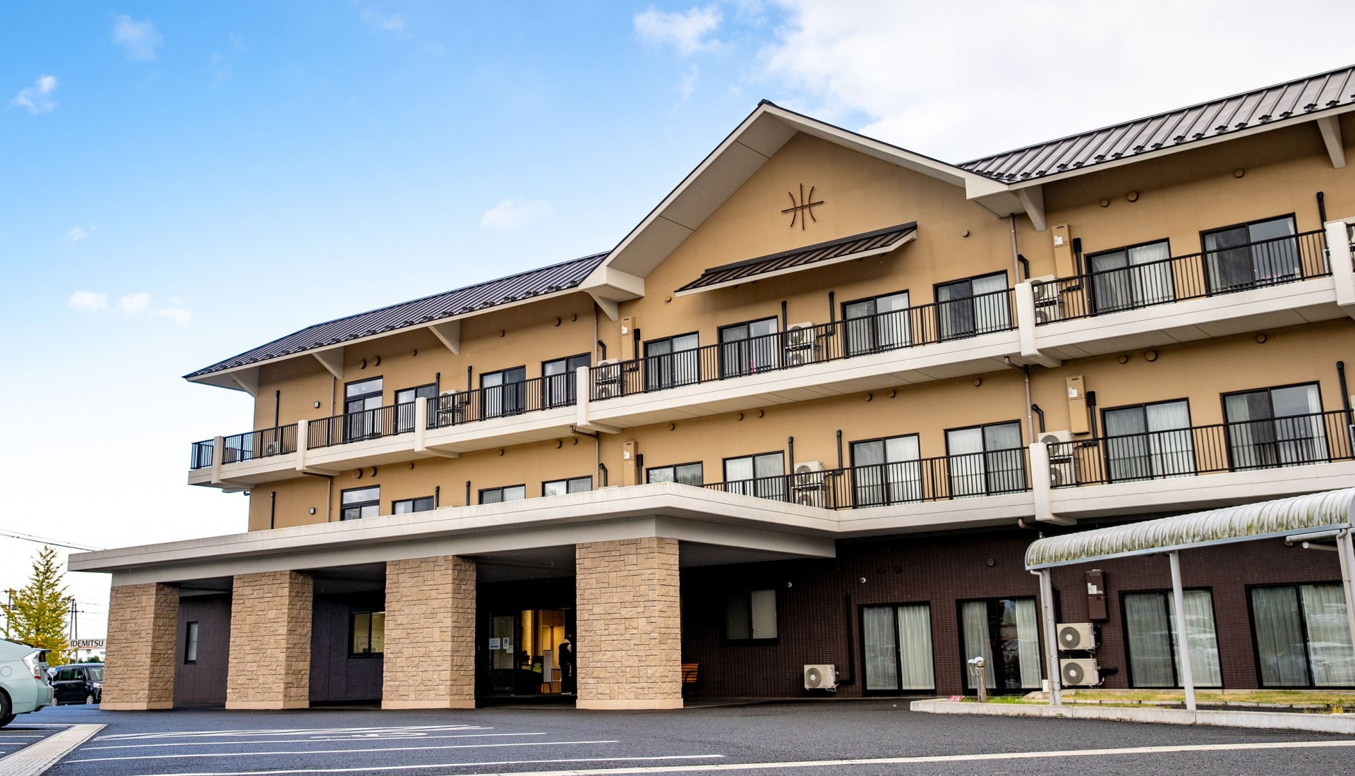 指定短期入所療養介護事業所 介護老人保健施設 ファンコート泉の外観