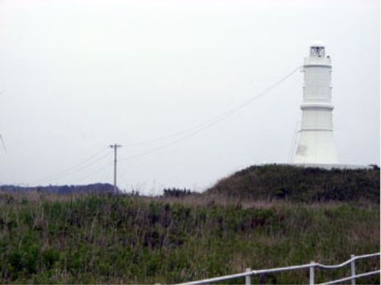 野外に建つ白い灯台