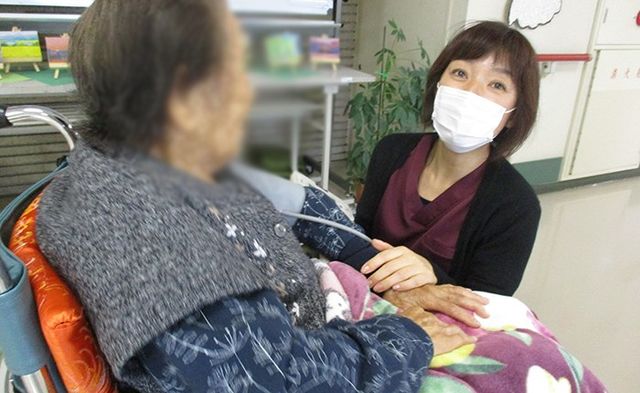 笑顔のスタッフと利用者の様子