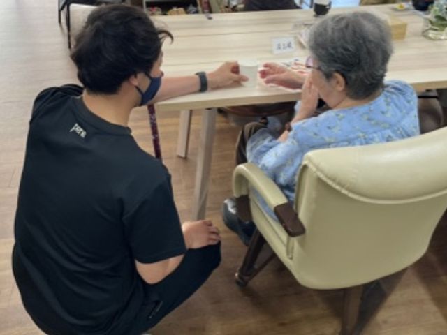 対話の様子のラウンジ ラウンジ   広々としたラウンジで、リラックスして会話を楽しむことができます。和やかな雰囲気です。