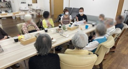 円卓を囲む人々の部屋