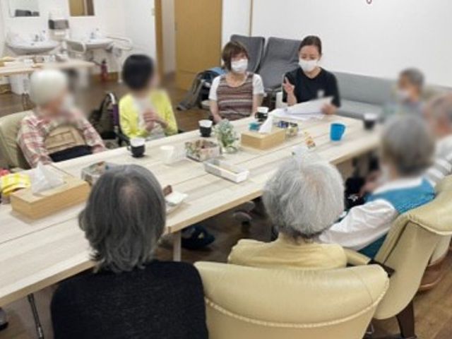 円卓を囲む人々の部屋 ラウンジ ゆったりとした空間で、リラックスした雰囲気の中、入居者同士が交流しています。