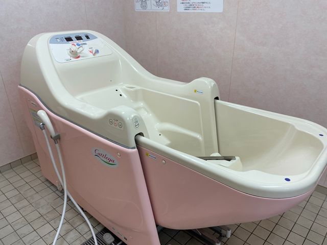 バリアフリーの浴室 浴室 快適に利用できるよう設計された浴槽です。安全性を重視したデザインが特徴です。