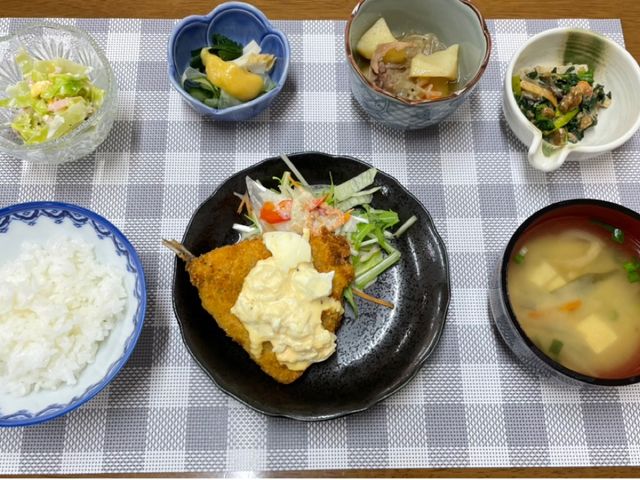 食事内容の一例 食堂 バランスの取れた食事が提供され、健康的な生活をサポートします。栄養豊富なメニューが魅力です。