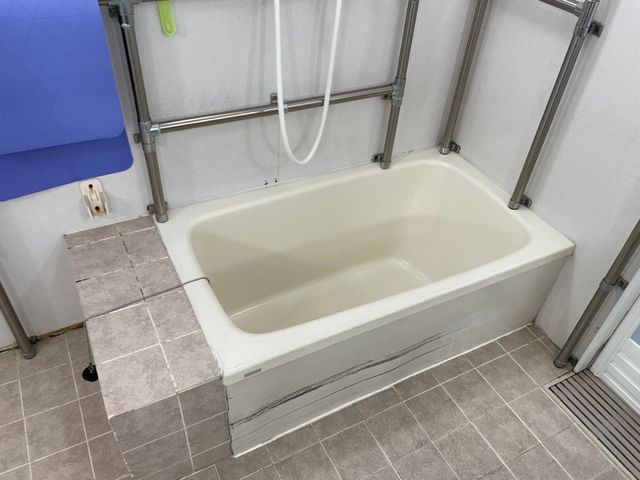 浴槽が設置された空間 浴室 使いやすい浴槽が備わり、手すりが充実しているので安心して利用できます。