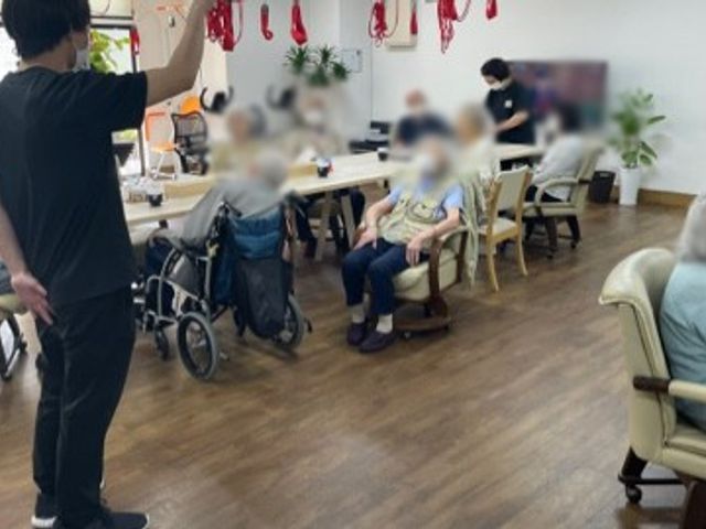 共有スペースの様子 ラウンジ 広々とした共有スペースで、自然光が入る明るい雰囲気です。活動しやすい環境が整っています。