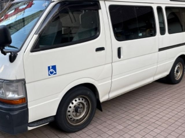 福祉車両 外観 車椅子マークのある乗りやすい福祉車両です。安全で快適な移動をサポートします。