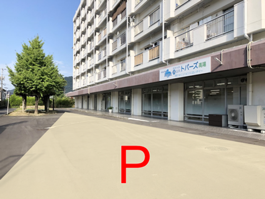 建物前の駐車場  