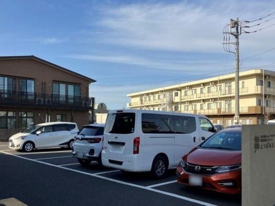 建物前の駐車場外観  