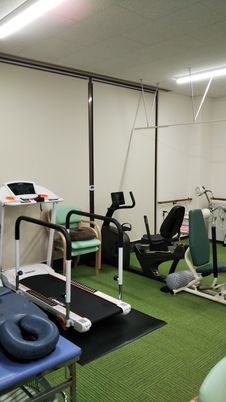 運動機器が揃う機能訓練室