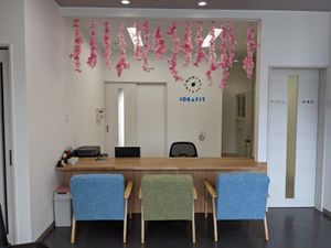 受付カウンターと椅子のあるロビー  