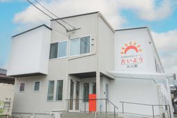 明るい外観の建物