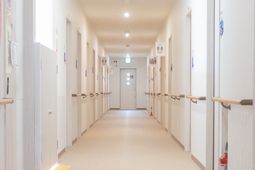 明るく清潔な廊下