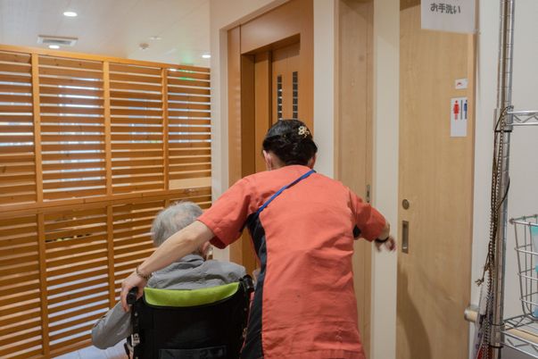 介護スタッフと利用者廊下