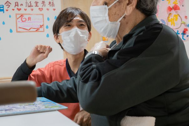 介護スタッフと利用者のふれあい