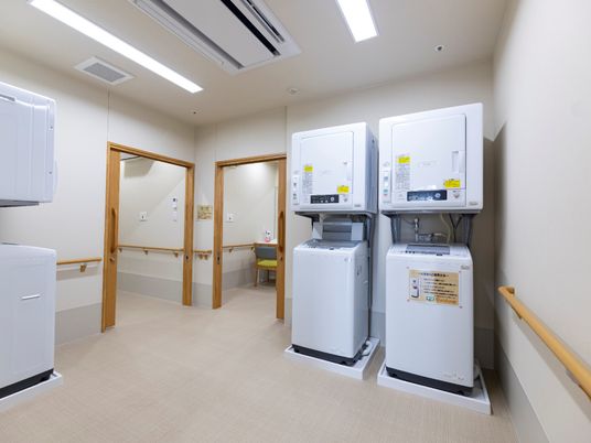 清潔な洗濯機が並ぶ空間