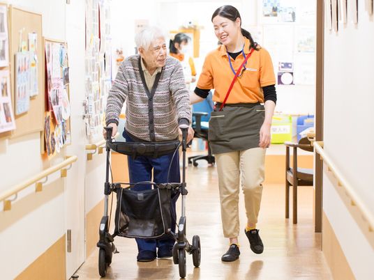 廊下を歩く利用者とスタッフ