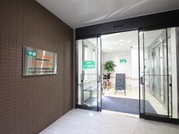 エントランスの明るい風景