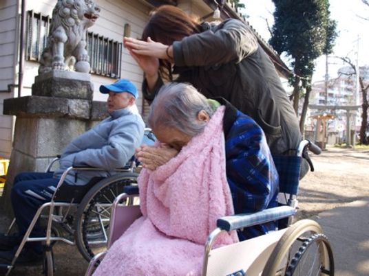 外で働くケアスタッフ