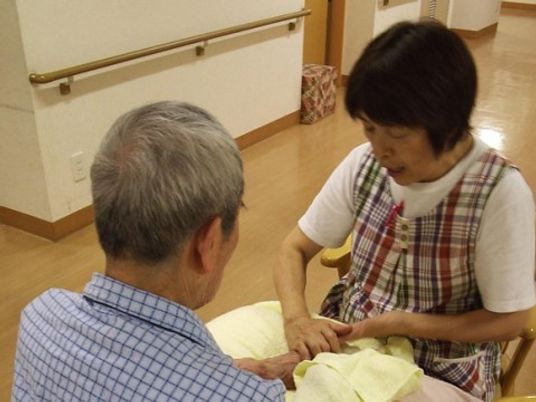高齢者に寄り添うスタッフ