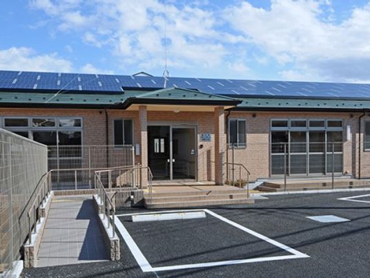 明るい一階建て建物外観