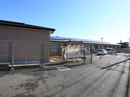 明るい日差しの外観