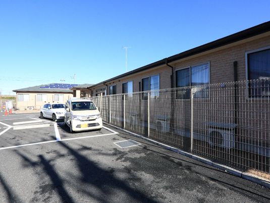 広々とした施設の外観