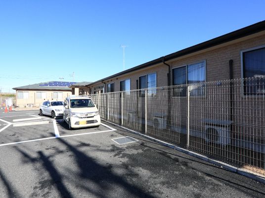 広々とした施設の外観