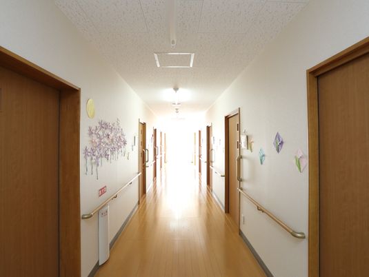 明るい廊下の風景