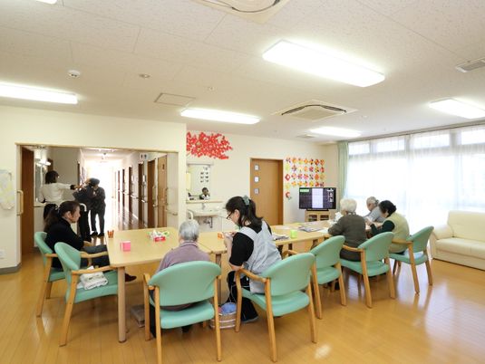 共有スペースで過ごす人々
