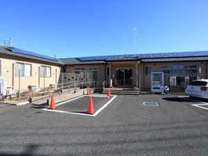 日差しの中のエントランス