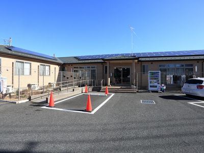 日差しの中のエントランス