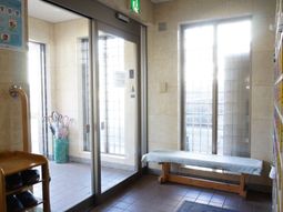 エントランス付近のベンチ