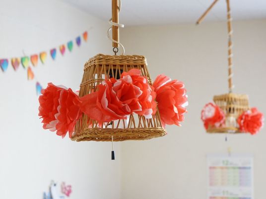 籠と造花の装飾品