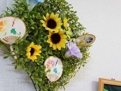 壁に取り付けられた装飾植物