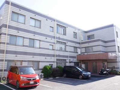 明るい外観の建物