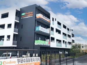新しい建物の外観