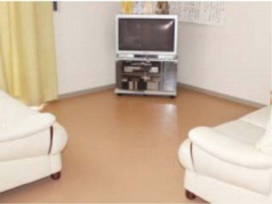 ソファとテレビのある居室