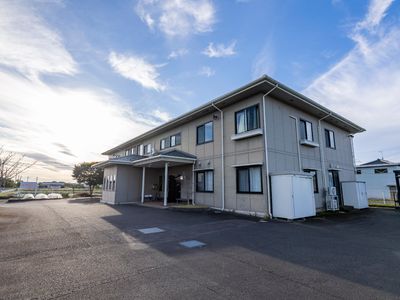 広々とした施設の外観