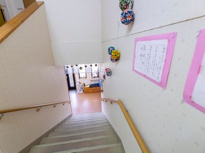 階段と手すりの廊下