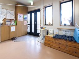 エントランスの靴箱と掲示物