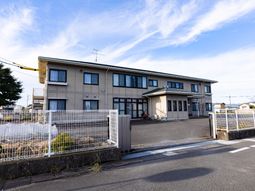 広々とした外観の建物