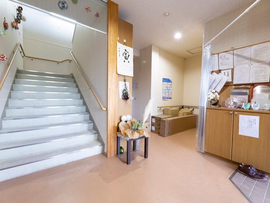 廊下の階段と掲示物