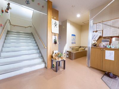 廊下の階段と掲示物