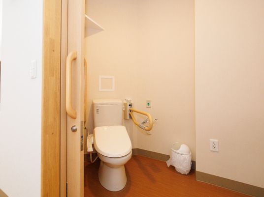 バリアフリー設計のトイレ